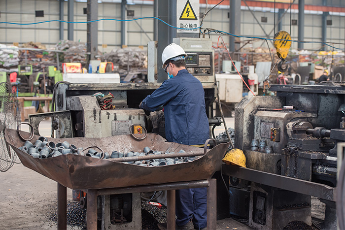 新民网架锥头车间